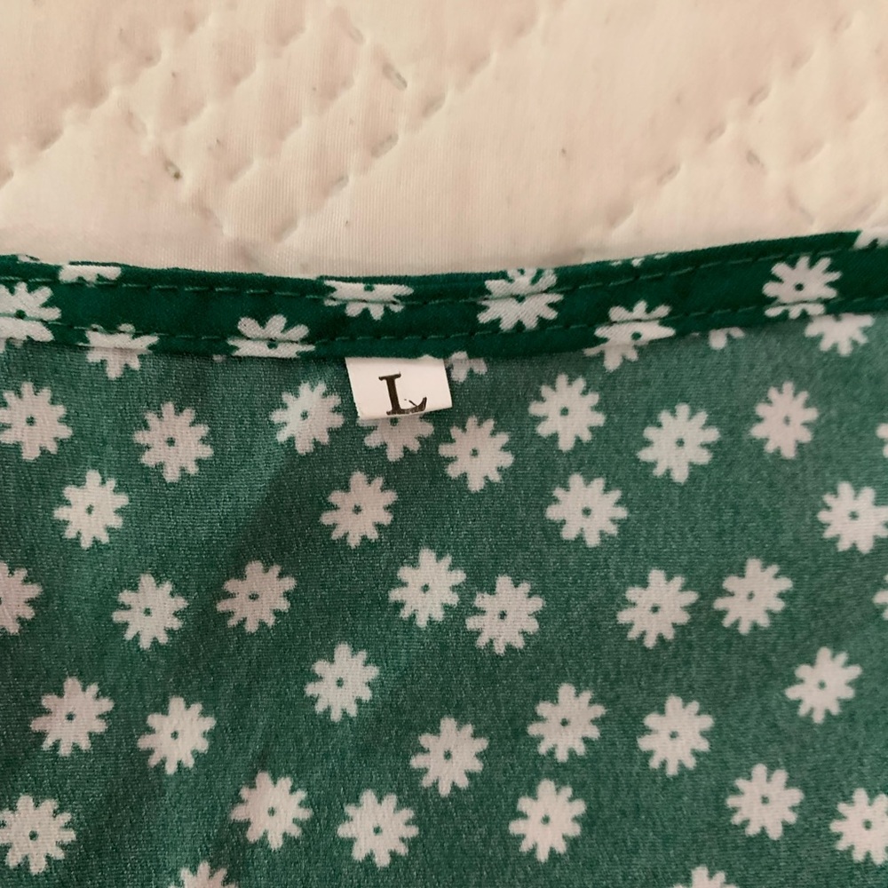 Super cute green top - Picture 3 of 3